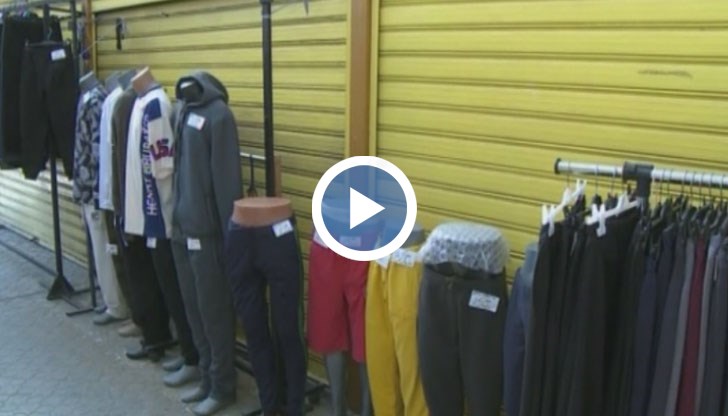 Затварят магазини и пращат служителите си на борсата