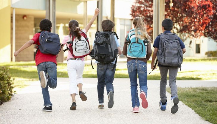 Как учителите ще съвместяват дистанционното с присъственото обучение, питат синдикатите