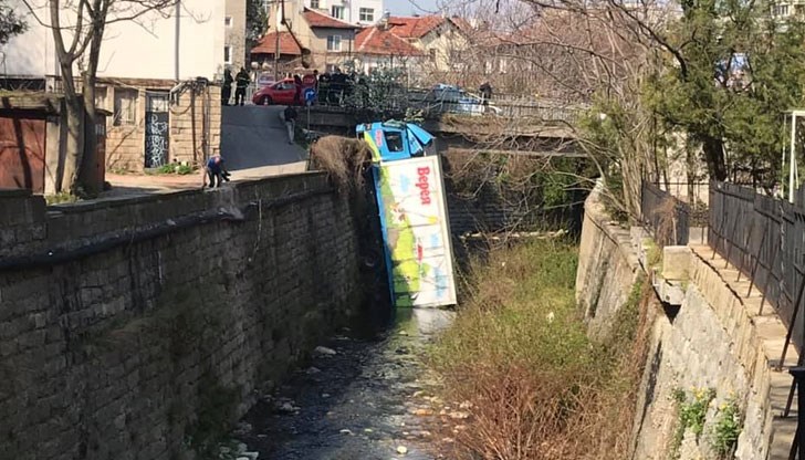 Тежкотоварният автомобил се е движил по улица с много стръмен наклон. По платното има следи от спирачен път