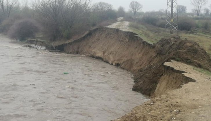 Две защитни диги на река Марица са разрушени