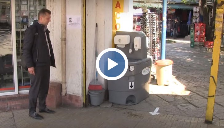 Те са снабдени с чиста вода, препарат за миене на ръцете и хартиени кърпи