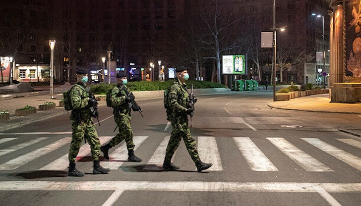 Само хора, разполагащи със специални разрешителни, имат право да излизат навън Само хора, разполагащи със специални разрешителни, имат право да излизат навън
