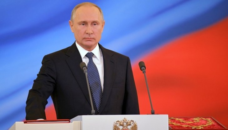 Владимир Путин обяви, че през това време държавата ще плаща заплатите на хората