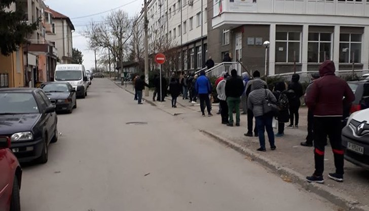 Опашка пред бюрото по труда в Русе