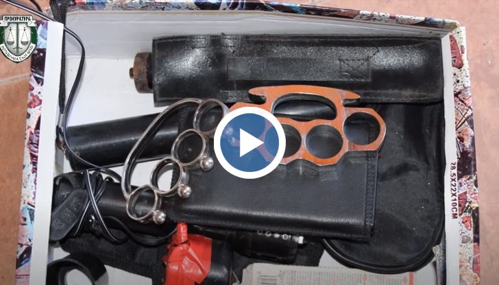 Чукове, палки и белезници намерени при обиските, свързани с побоя над журналиста