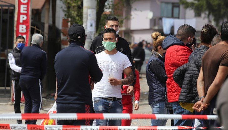 Няколкостотин души са се събрали на един от контролните пунктове в столичния квартал