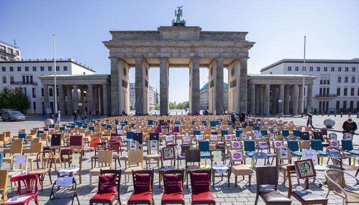 Стотици столове са поставени пред Бранденбургската врата по време на протест в германската столица