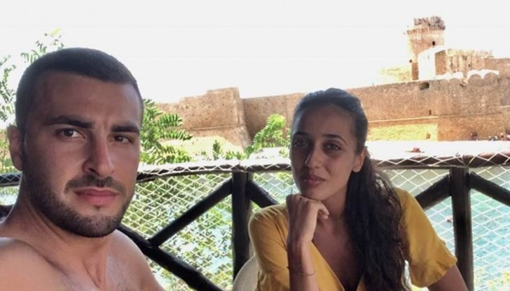 По-рано на двамата е бил направен тест за коронавирус, но по нищо не личало младата жена да е била под карантина или приятелят ѝ да е бил заразен По-рано на двамата е бил направен тест за коронавирус, но по нищо не личало младата жена да е била под карантина или приятелят ѝ да е бил заразен