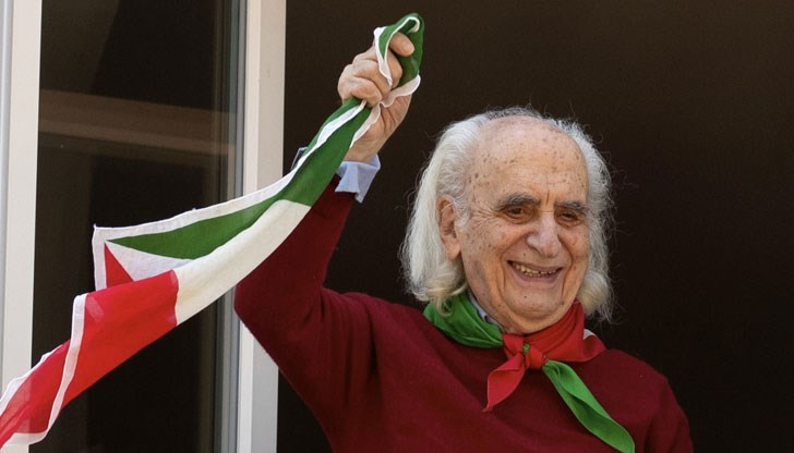 Заради коронавируса партизаните пяха "Бела чао" от прозорците в униформи