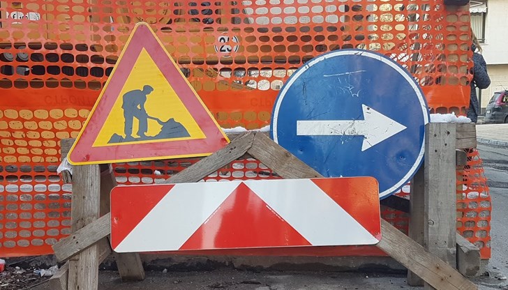 Движението по нея няма да бъде спирано, но превозните средства и пешеходците трябва да се придвижват с повишено внимание