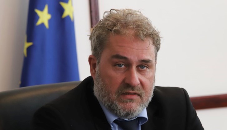 В момента да си политик е най-сложното нещо в света на политиката, заради свободията на мисълта, оплака се културният министър В момента да си политик е най-сложното нещо в света на политиката, заради свободията на мисълта, оплака се културният министър