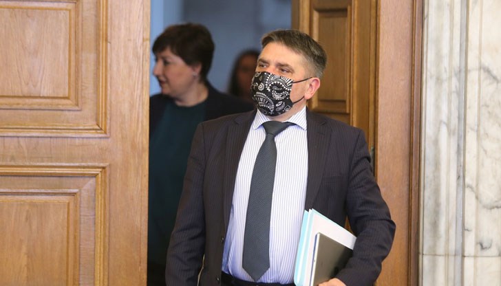 Има сигнали за разпределение на дела от странни места по света. И за достъп от екзотични острови, и от други действително странни места, заяви Данаил Кирилов Има сигнали за разпределение на дела от странни места по света. И за достъп от екзотични острови, и от други действително странни места, заяви Данаил Кирилов