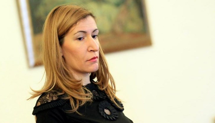 Стотици туроператори, хотелиери, превозвачи и екскурзоводи искат оставката на министъра на туризма Николина Ангелкова