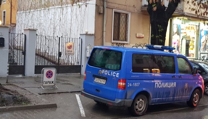 Пред дома на жената в центъра на София има полицаи, които влизат и излизат от къщата
