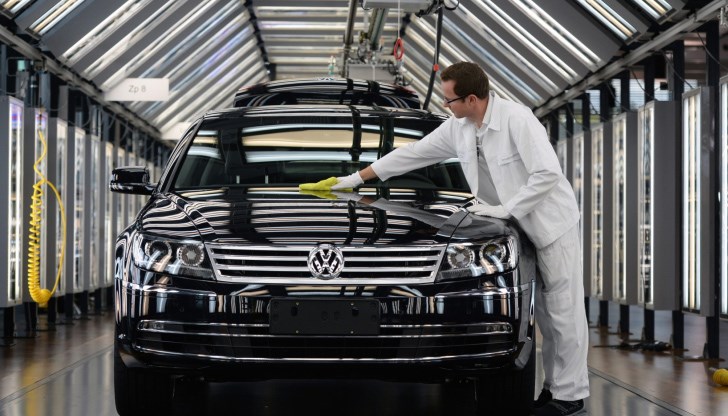 "Фолксваген" ще рестартира в понеделник производството във фабриката си във Волсфбург "Фолксваген" ще рестартира в понеделник производството във фабриката си във Волсфбург