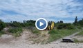 Багер разора дюните на плажа в Ахтопол, които са защитена зона