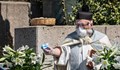 Свещеник пръскал богомолци със светена вода с воден пистолет, за да спази дистанцията