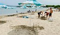 Плажът в Крайморие посрещна първите туристи с чадъри по 5 лева