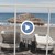 Шезлонги с плексиглас на плажовете в Санторини