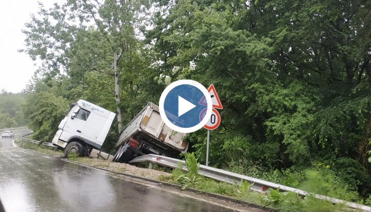 Камион се обърна на една страна в канавката
