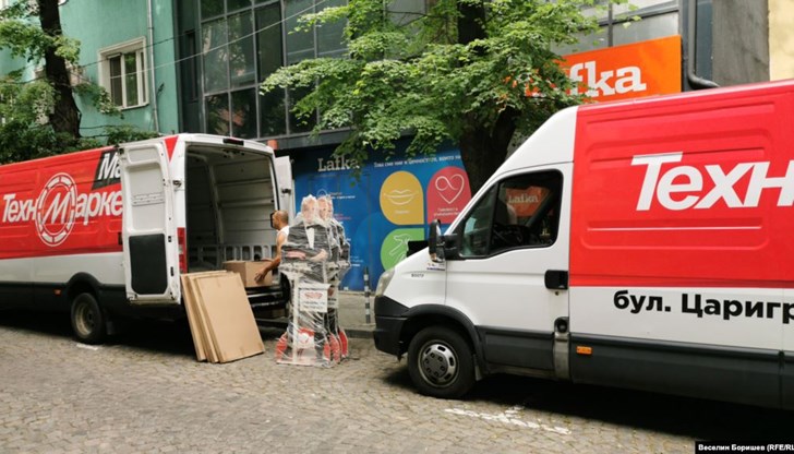 Когато всичко е в една снимка: "Техномаркет" изнася "Национална лотария" от "Лафка"