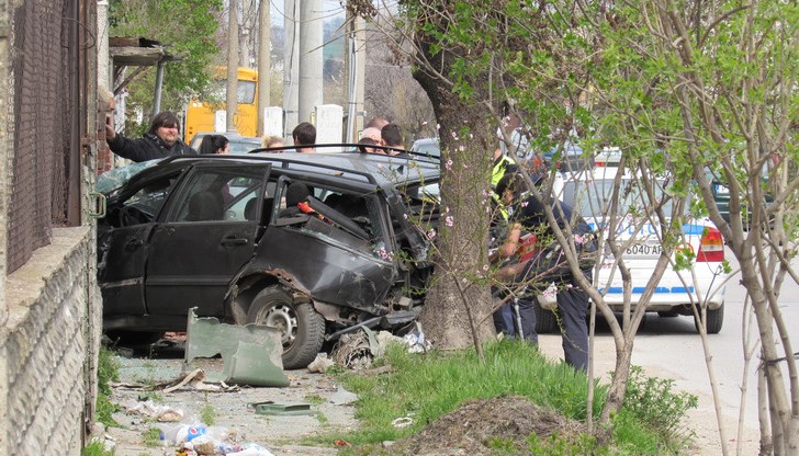 Лек автомобил „Фолксваген“ е катастрофирал в ограда на частен имот