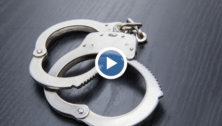 Разпознати са от пострадалите, а при претърсване в имоти, обитавани от тях, са иззети веществени доказателства