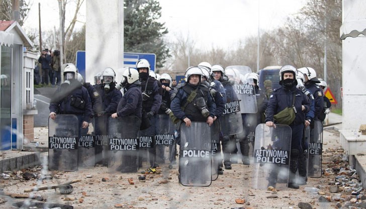 След като бъдат премахнати ограниченията заради коронавируса, ще има масово придвижване на мигранти към турско-гръцката граница След като бъдат премахнати ограниченията заради коронавируса, ще има масово придвижване на мигранти към турско-гръцката граница