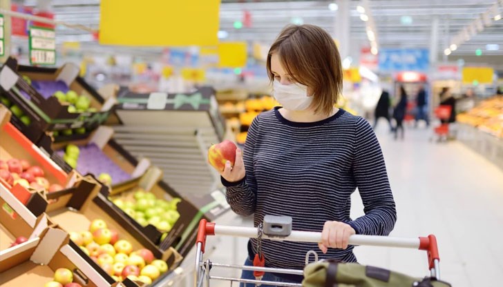 Носенето на маска на закрито остава Носенето на маска на закрито остава