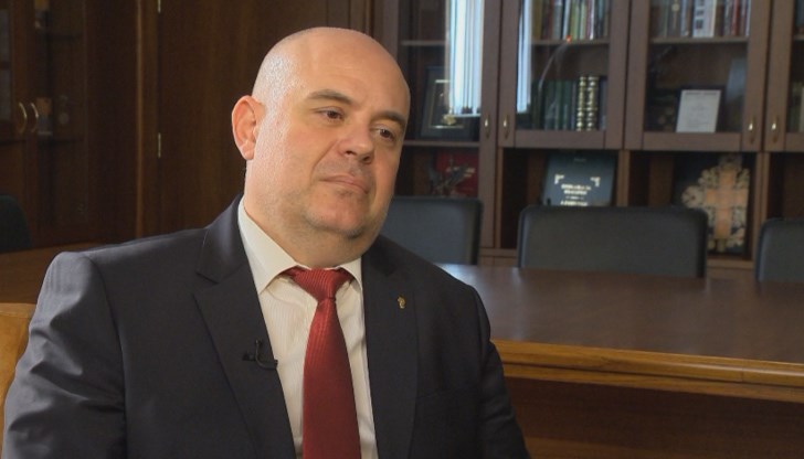 Матрицата е една и съща: писания във "Фейсбук", спомнете си Цветан Василев