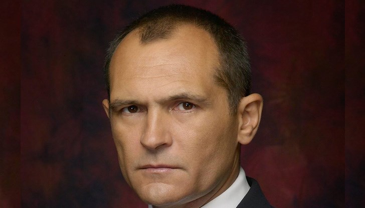 Ролята на Борисов е да седи в сянка като паяк