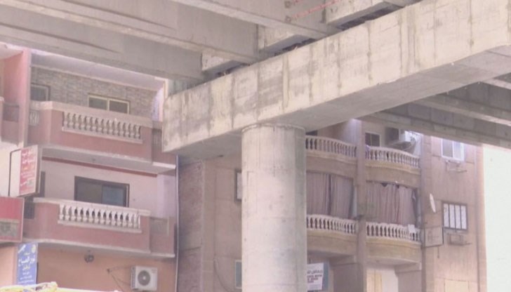 Виадукт на сантиметри от прозорци на жилища