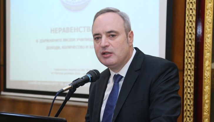 Деканите на няколко факултета обаче са поискали две или три седмици в края на академичната година да бъдат присъствени за студентите Деканите на няколко факултета обаче са поискали две или три седмици в края на академичната година да бъдат присъствени за студентите