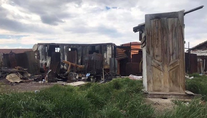 Задържана е 20-годишната им майка