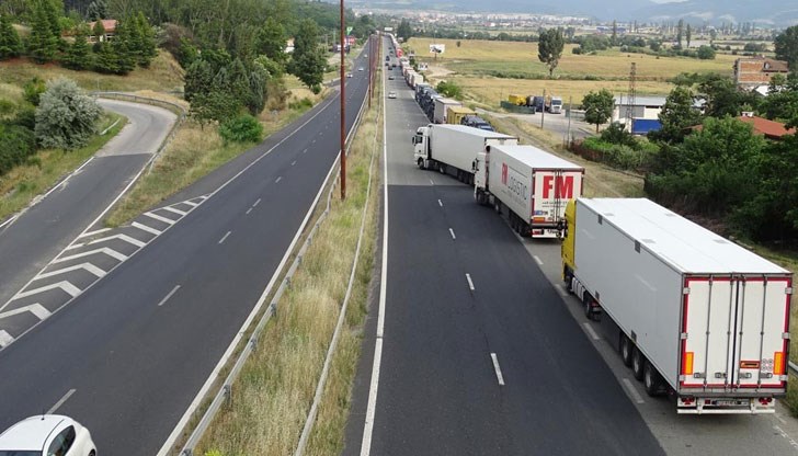 От средата на март заплатите на международните шофьори са паднали с над 400 евро