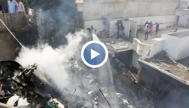 Машината с над 100 души на борда се разби в гъстонаселен жилищен квартал на пакистанския град Карачи