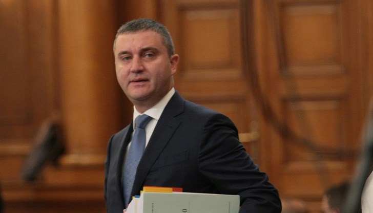 Повече от четири пъти е намаляло закупуването на годишни винетки за първите две седмици от извънредното положение, сочат данни на МРРБ