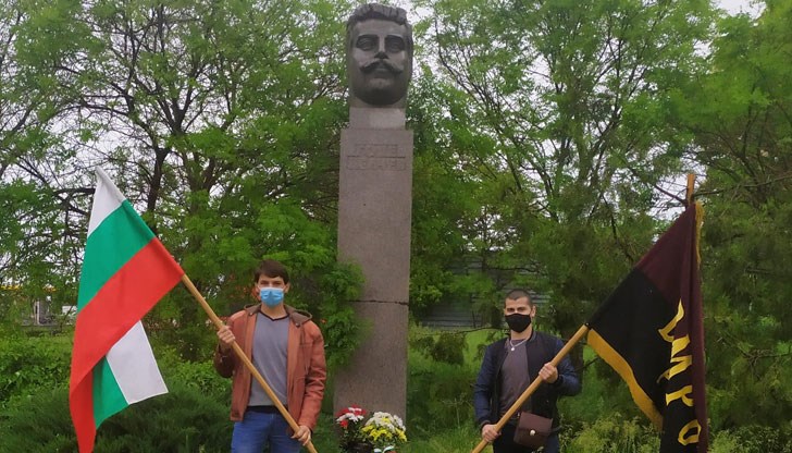 Младежи положиха цветя на паметника на революционера