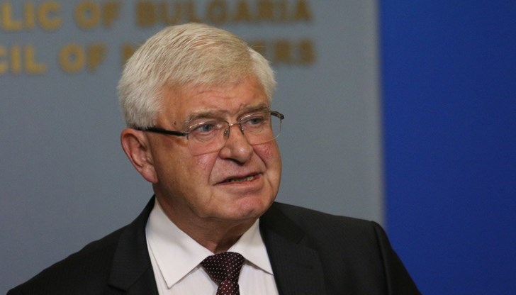 Със заповед на Кирил Ананиев е създаден Експертен консултативен съвет, който проучва целият спектър нейонизиращи лъчения върху здравето