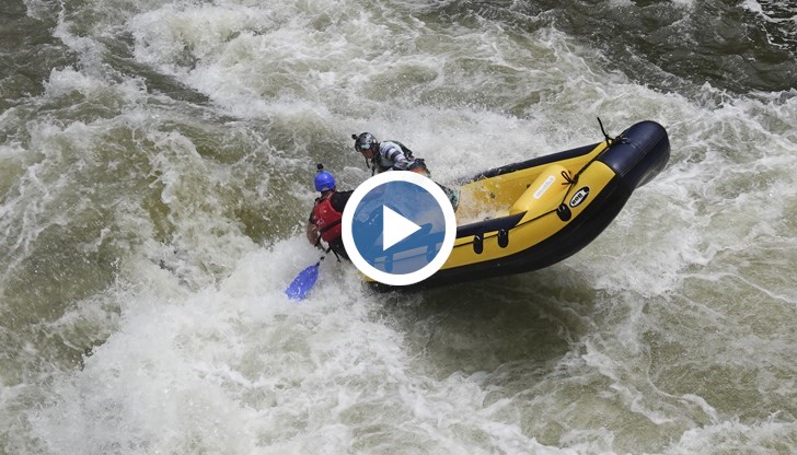 Рафтинг клуб "Рефлип" демонстрира различни спасителни техники