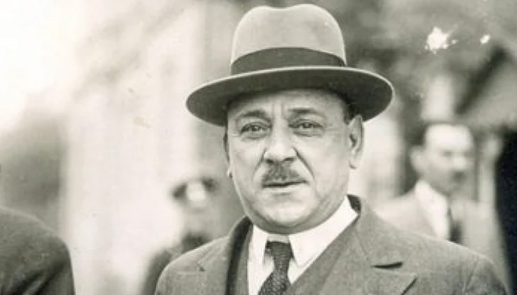 Атанас Буров: Бих издал закон – човек без професия да не заема държавна работа като чиновник