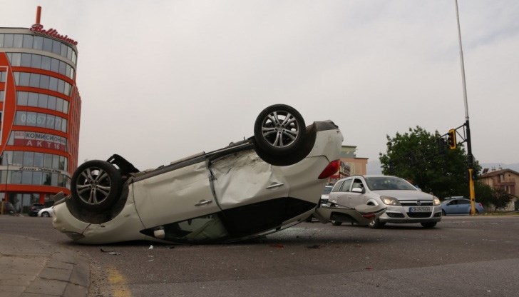 Единият от автомобилите се е преобърнал по таван