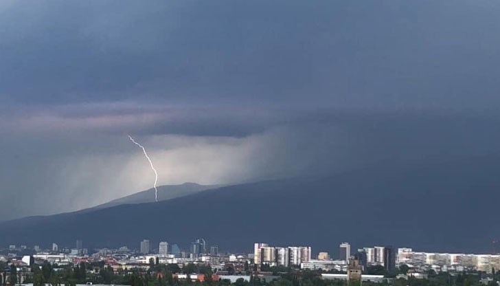 В областта пожарникарите са гасили на три места