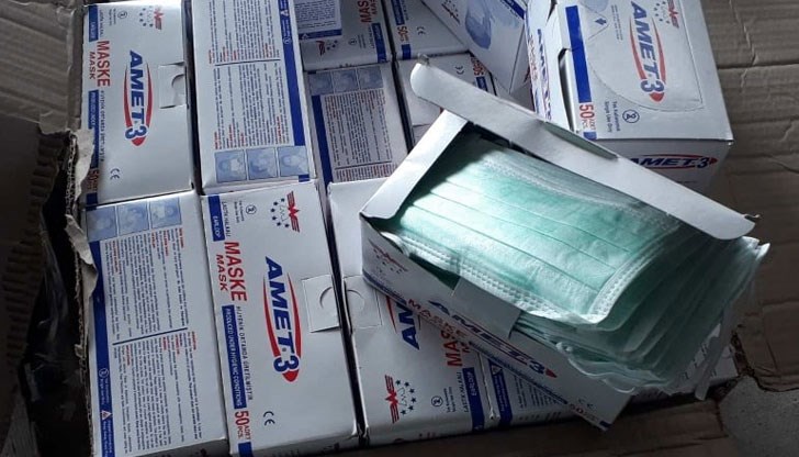 При проверка на товарен автомобил са открити и 54 600 дезинфекционни препарата и 2300 комплекта защитни облекла