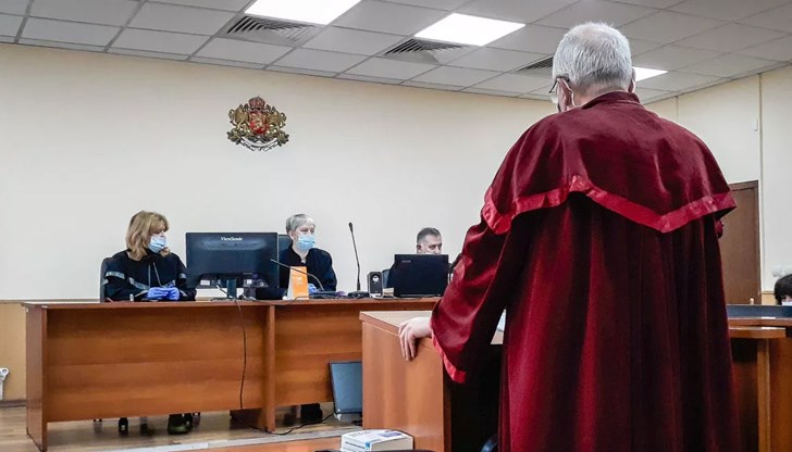 Според разбирането на мнозинството журналистите само обикалят съдебните палати и се чудят с кого да се заядат