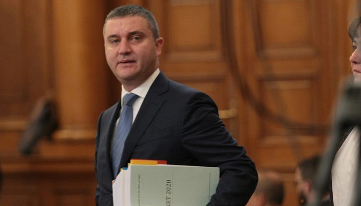 Показаната кореспонденция между министъра и Васил Божков не доведе даже до оставка на министъра