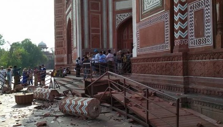 Местни медии съобщават, че гръмотевични бури в петък са убили най-малко 13 души в два района на Утар Прадеш