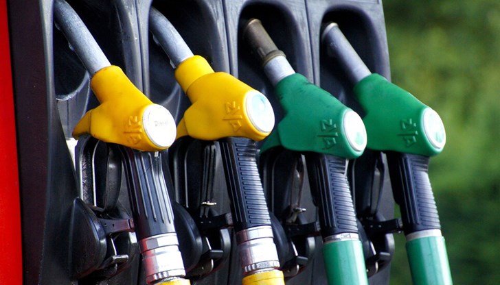 Комисията проверява за евентуални нарушения при цените на горивата