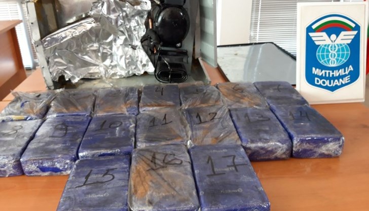 Стоте килограма наркотици са открити в шофьорската кабина на камион