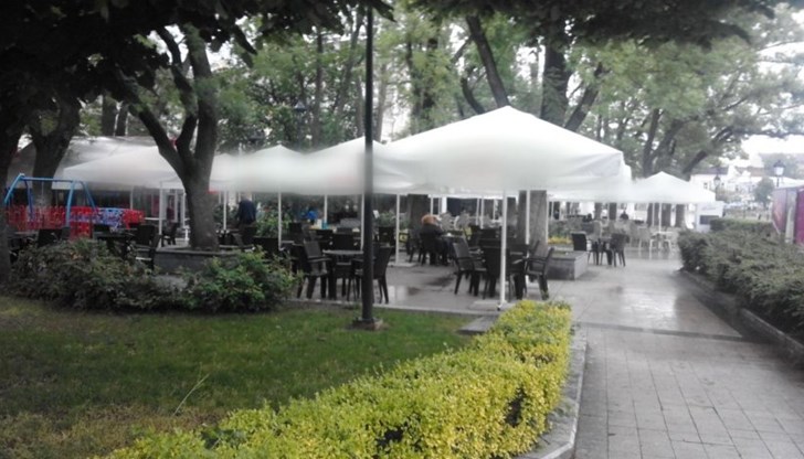 Почти всички заведения работят с намален персонал